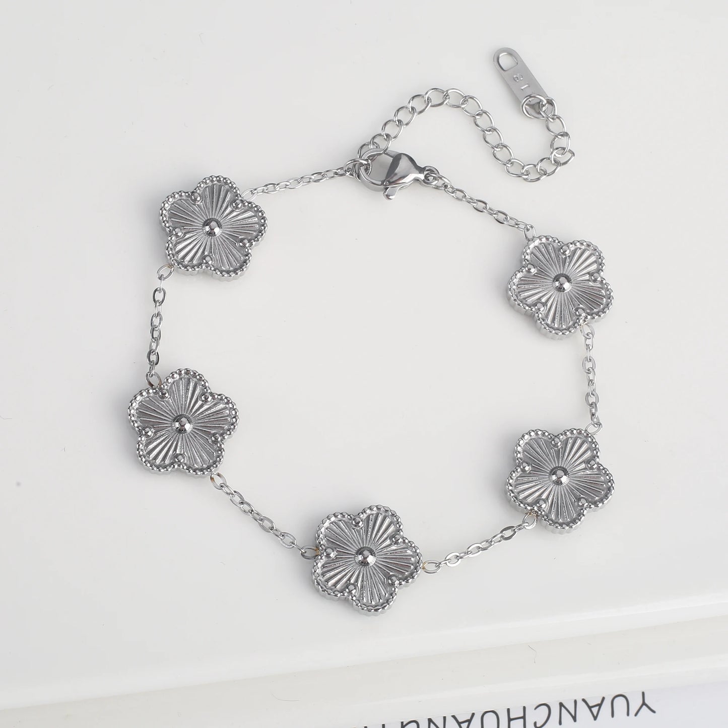 CloverGrace – Five-Leaf Shell Bracelet