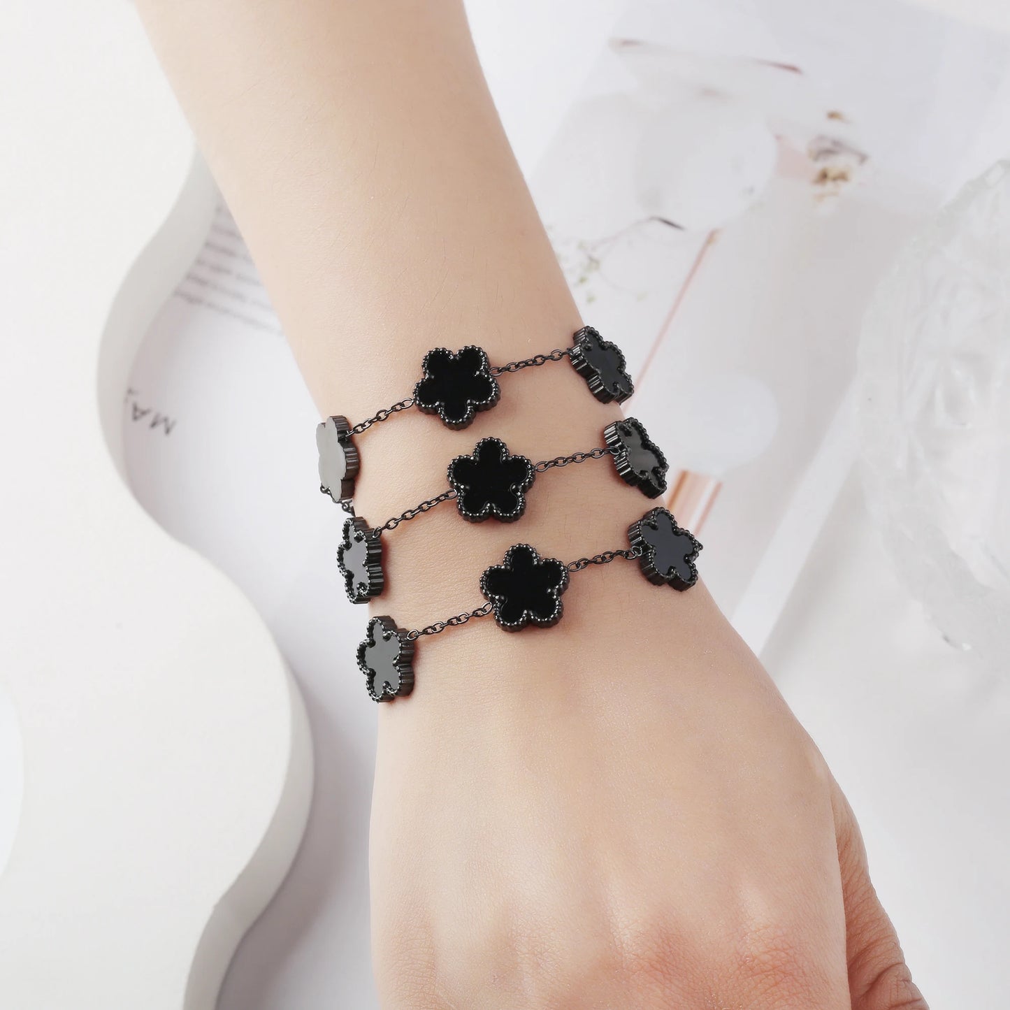 CloverGrace – Five-Leaf Shell Bracelet