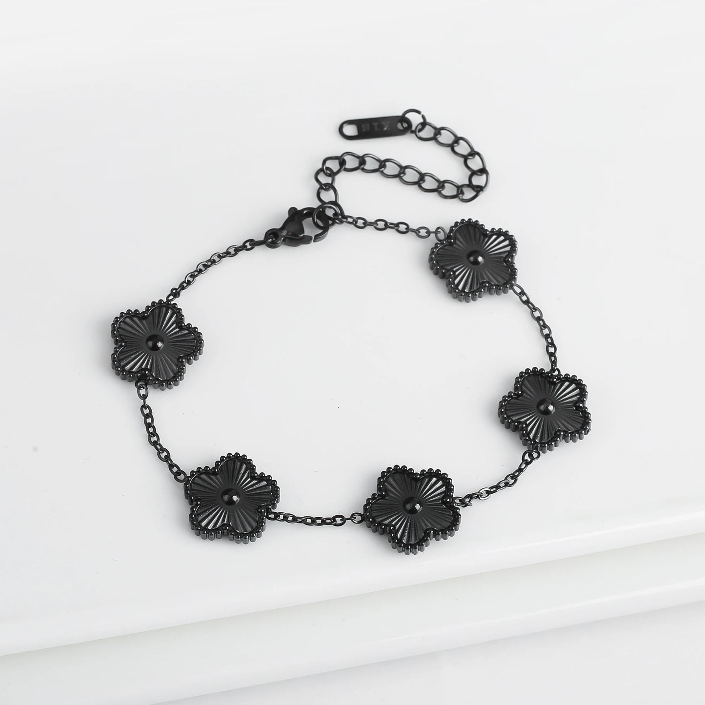 CloverGrace – Five-Leaf Shell Bracelet